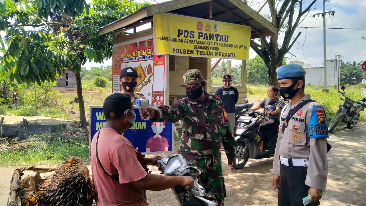 Polisi dan TNI Teluk Meranti Pantau Penertiban Prokes di Pos PPKM