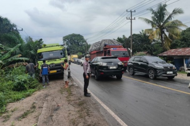 Gerak Cepat Tim Raicet Polres Pelalawan Atasi Kemacetan Akibat Laka Lantas di Jalintim KM 107