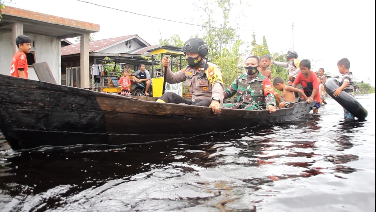 Petugas Gabungan Gelar Patroli Pastikan Keamanan Daerah Terdampak Banjir