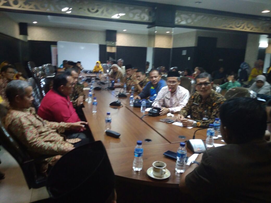 Puluhan Guru, Pengawas dan Penilik Mengadu ke Komisi III DPRD kota Pekanbaru 