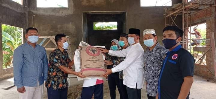NasDem Riau Serahkan Bantuan 80 Sak Semen Untuk Musholla Al Mubarok Tenayan Raya