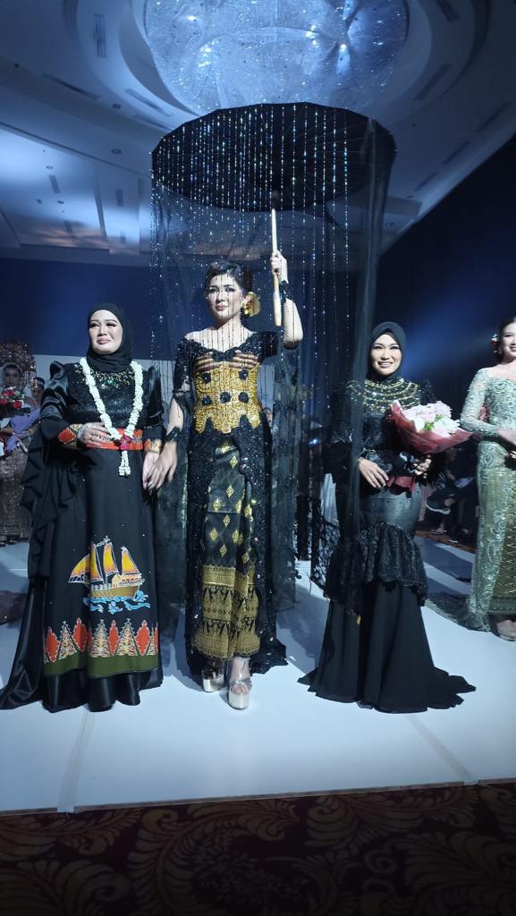 Aniversary ke-15 Tahun, Roemah Kebaya Diva Tampilkan 15 Koleksi Terbaru di Fashion Show