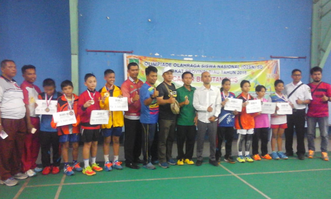 M Zikrullah dan Sarah Juara Bulutangkis O2SN SD 2018 Riau