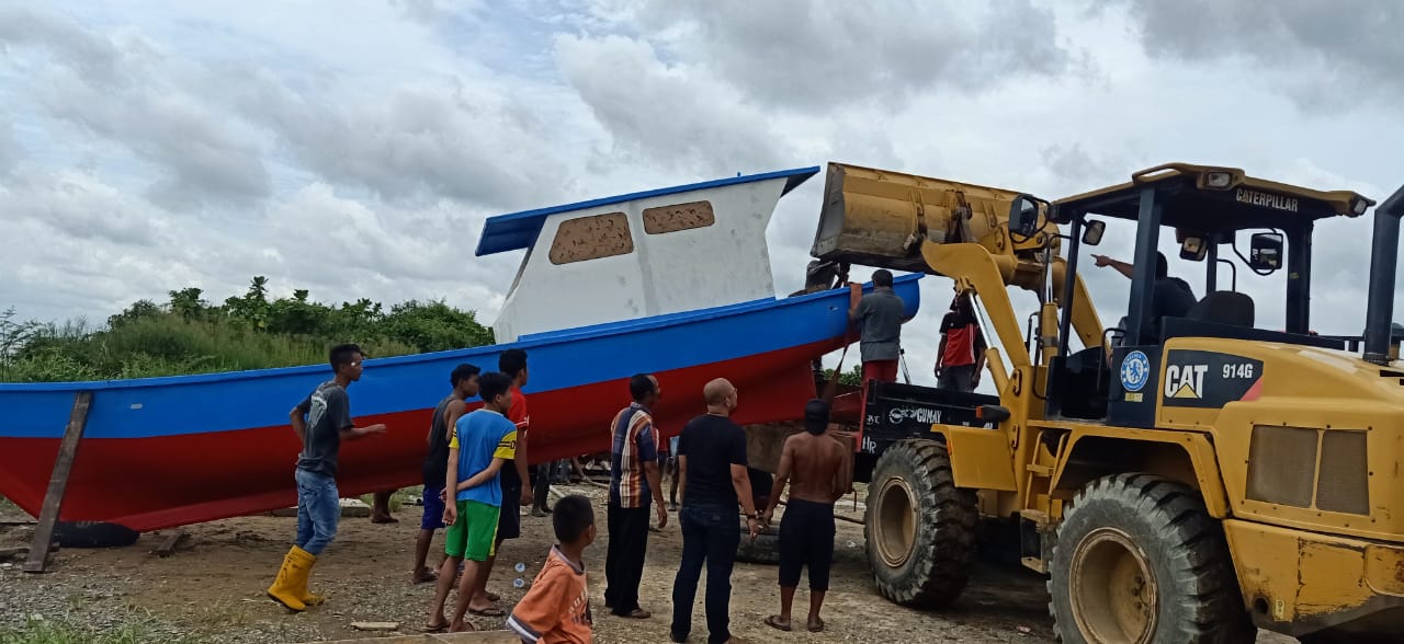 Septina Serahkan 14 Unit Kapal Tangkap Ikan dan Alat Tangkap Kepada Nelayan Inhil