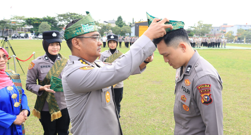 Kepala Biro SDM Polda Riau Lounching Penggunaan Tanjak dan Selempang bagi Personel, Berlaku Setiap Jumat