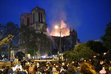 Kebakaran Hancurkan Menara Gereja Notre Dame di Paris