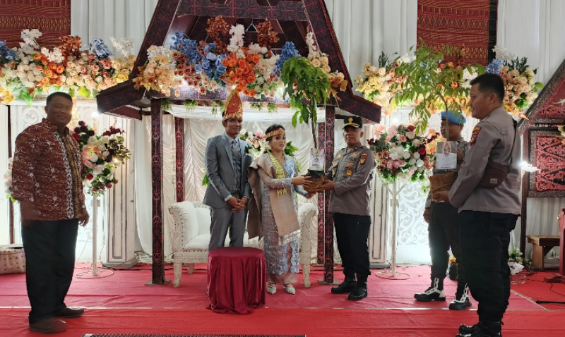 Momen Istimewa, Kapolda Riau Berikan Kado Bibit Pohon kepada Pasangan Pengantin