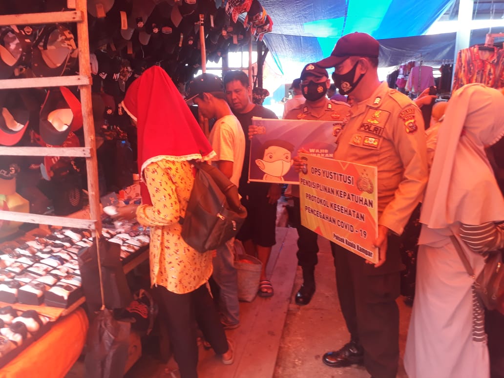 Antisipasi Penyebaran Covid-19 di Pasar, Polsek Kuala Kampar Razia Masker