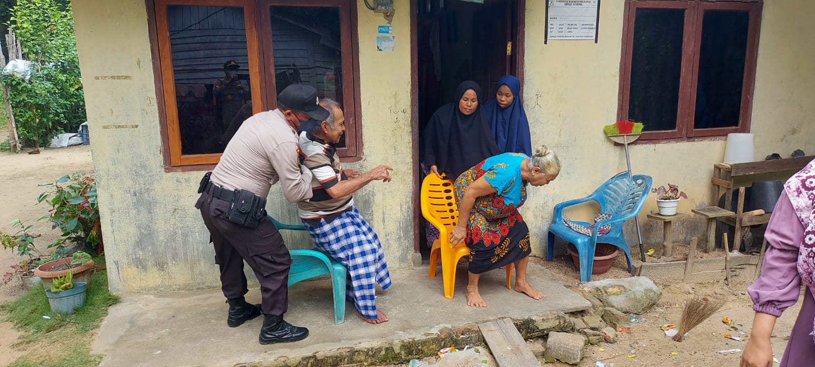Kunjungi Warga Sakit, Polsek Pangkalan Lesung Beri Support dan Obat-Obatan