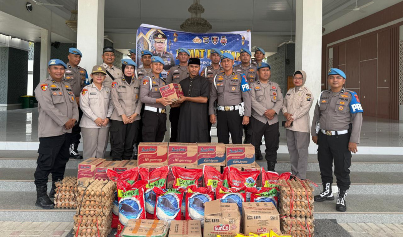 Bidpropam Polda Riau Salurkan Bansos ke Pesantren dan Panti Asuhan