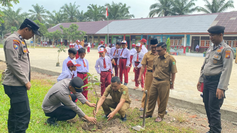 Kapolsek LBJ Jadi Irup Upacara di SDN 009 Kulim Jaya, Ajak Siswa Cintai Lingkungan Lewat Green Policing to School
