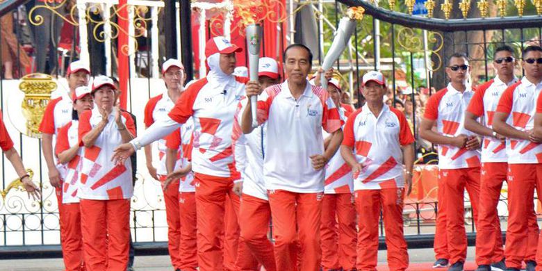 Ratu Elizabeth Terjun Payung, Presiden Jokowi Pakai Moge