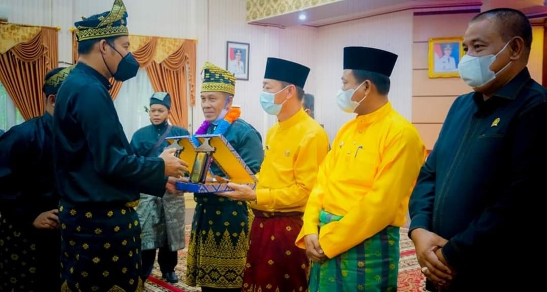 Resmi Dilantik, Bupati Rohil Inginkan LLMB Mampu Angkat Marwah dan Derajat Masyarakat Melayu