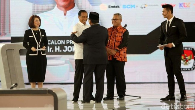 Tawa dan Cipika-cipiki Jokowi-Prabowo Tutup Debat Capres
