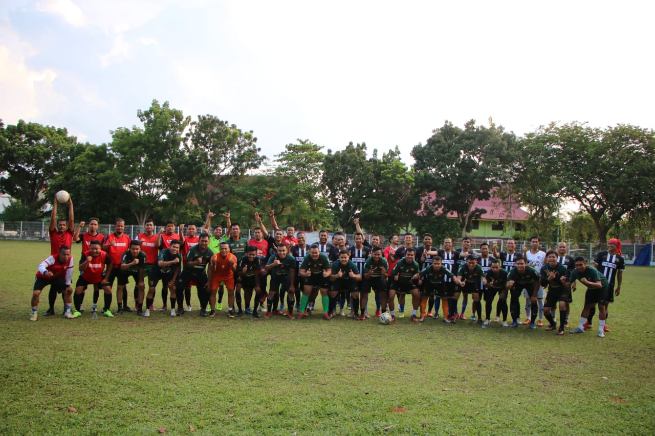 Laga Segitiga Sepakbola Bersama Satpol-PP Kota Pekanbaru dan Satpol-PP Provinsi Riau, SIWO PWI Riau keluar Sebagai Juara
