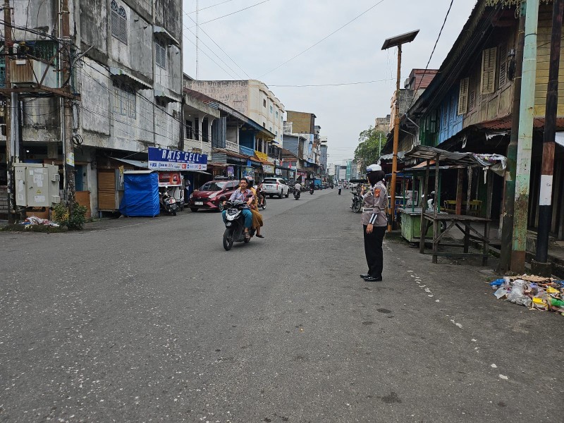 Personil Polsek Bangko Lakukan Strong Point, Pastikan Kamseltibcarlantas Aman dan Lancar