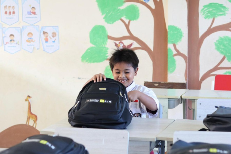 Danantara Indonesia dan PLN Salurkan 5.000 Paket Perlengkapan Sekolah ke Tiga Provinsi di Indonesia