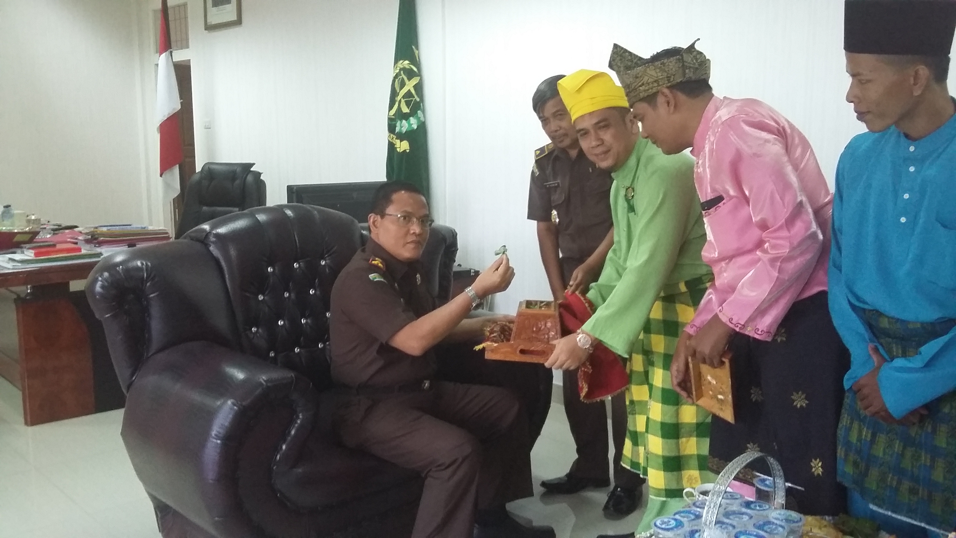 LAMR Pekanbaru Jemput Secara Adat  Kejari Pekanbaru