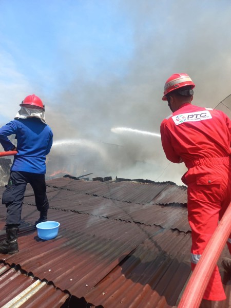 Aksi Tanggap Darurat, Kilang Pertamina Dumai Bantu Padamkan “Si Jago Merah” yang Melahap 6 Rumah Warga di Kelurahan Bintan Kota Dumai