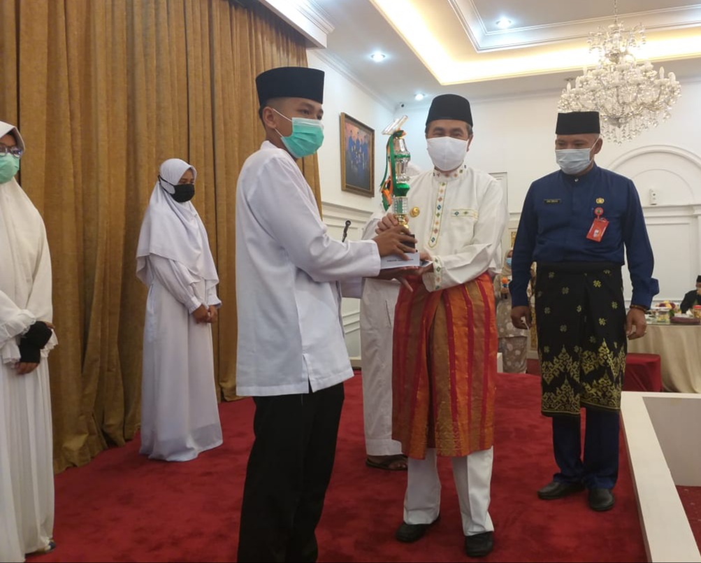 Ini Dia 12 Pemenang Tahfidz Quran Tingkat SMA/SMK se Riau. Gubri Langsung Serahkan Hadiah