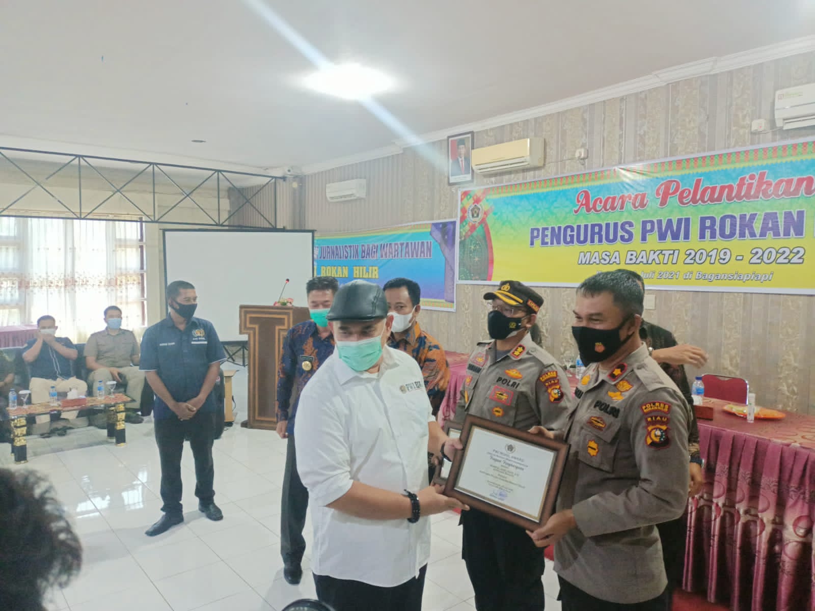 Dijuluki Polisi Humanis Dan Tegas, Kapolsek Bangko Terima Penghargaan dari PWI