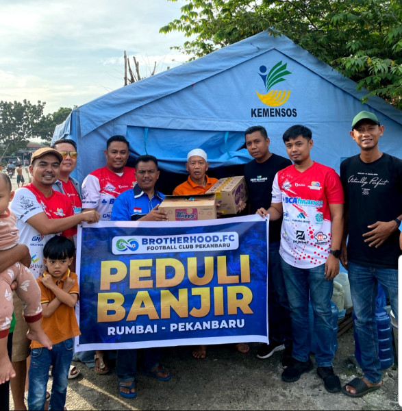 Brotherhood FC Salurkan Bantuan untuk Korban Banjir Rumbai