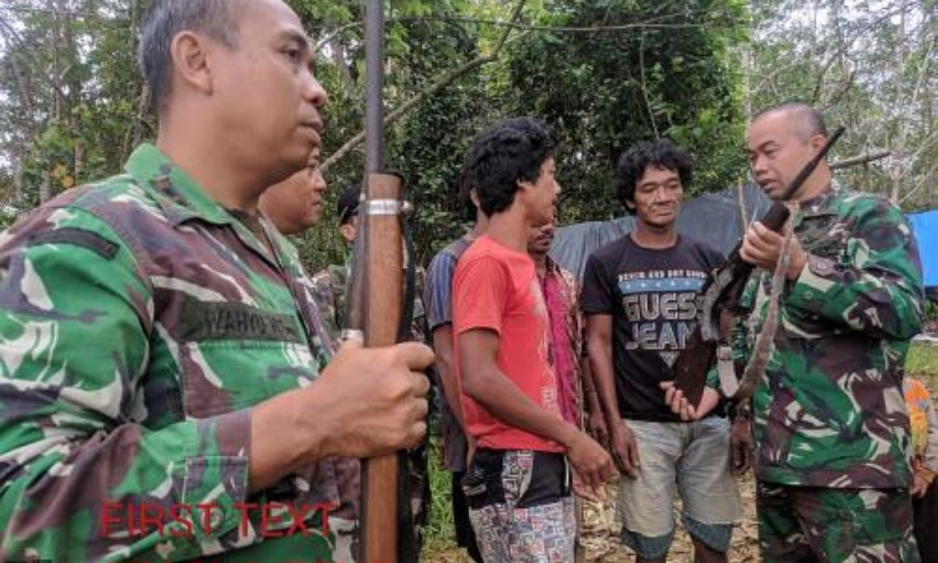 Warga Suku Anak Dalam Serahkan 25 Pucuk Senpi Rakitan ke TNI
