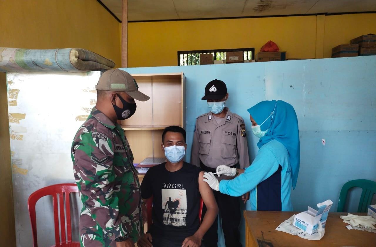 Polsek Teluk Meranti dan TNI Intens Pantau Vaksinasi Covid-19 di Puskesmas