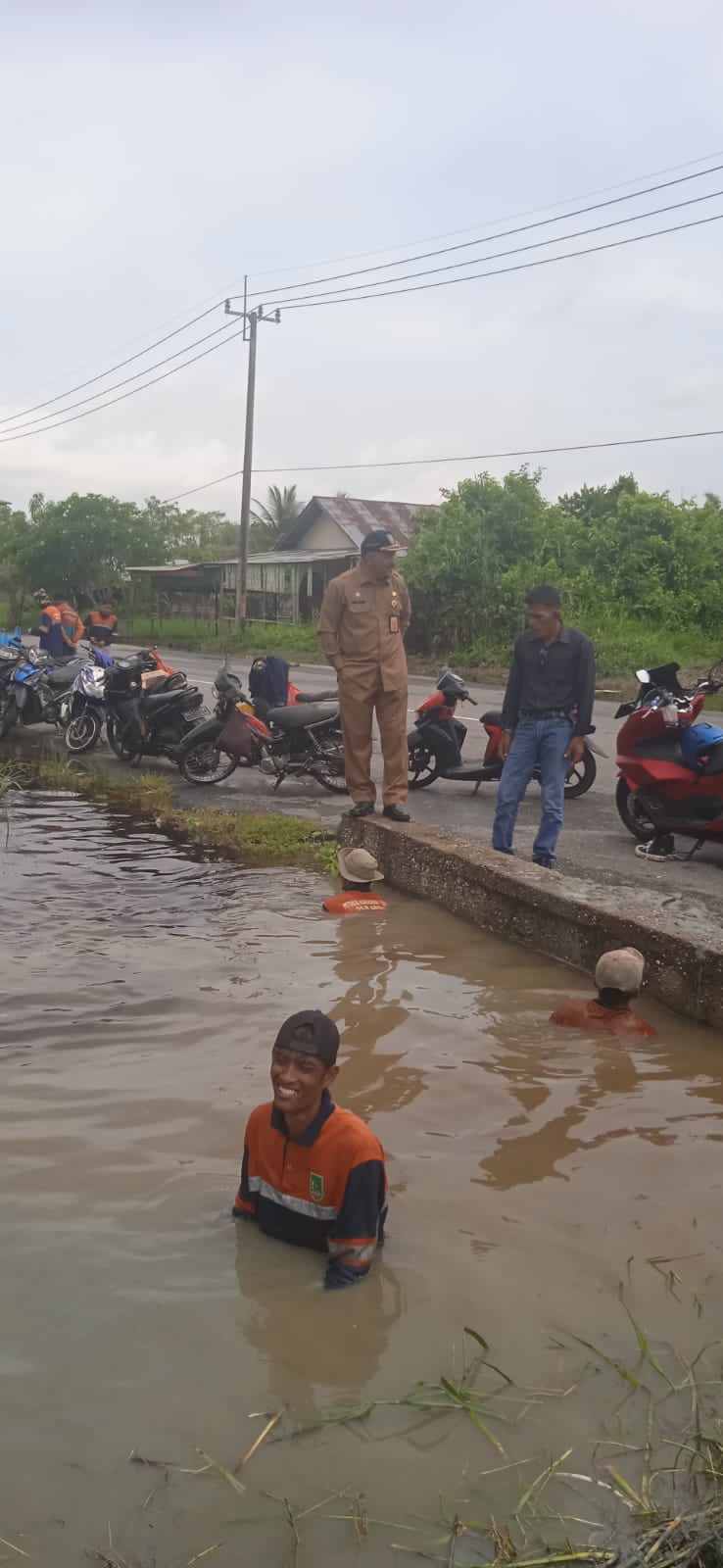 Atasi Banjir Yang Terjadi di Kota Bagansiapiapi dan sekitarnya, DLH Rohil Turunkan Puluhan Satgas