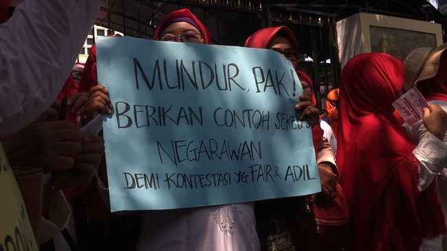 Demo Jokowi, Emak-emak Militan Diterima Staf KPU