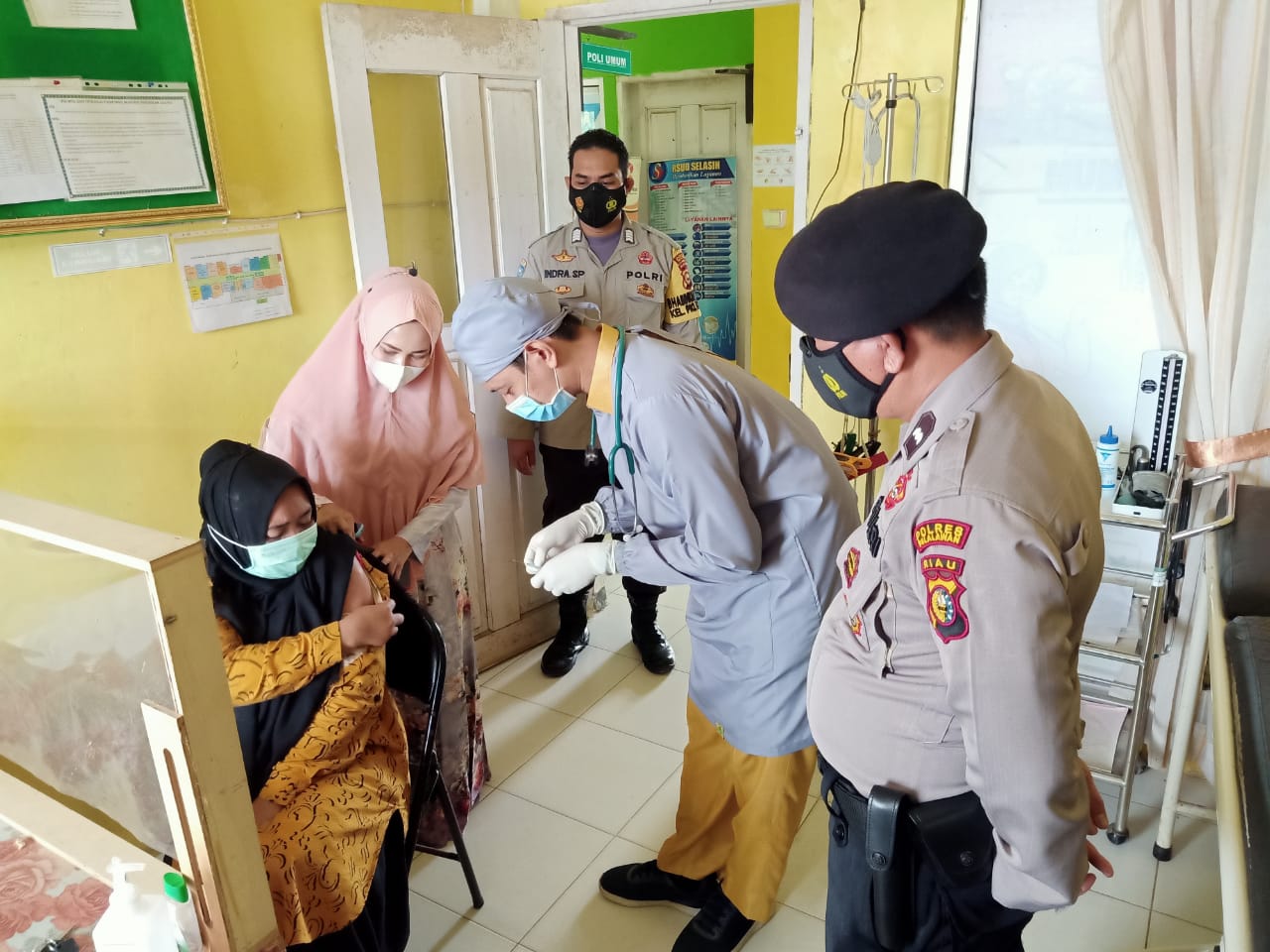 Polsek Pangkalan Lesung Kawal Pelaksanaan Vaksinasi Covid-19 di Puskesmas Bersinar