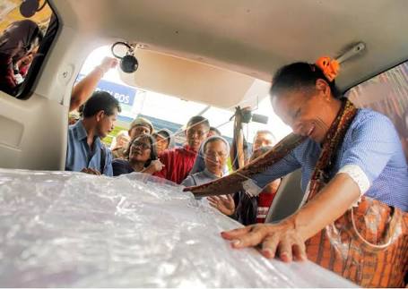 Jasad TKI Adelina Tiba di Kupang, Keluarga Histeris