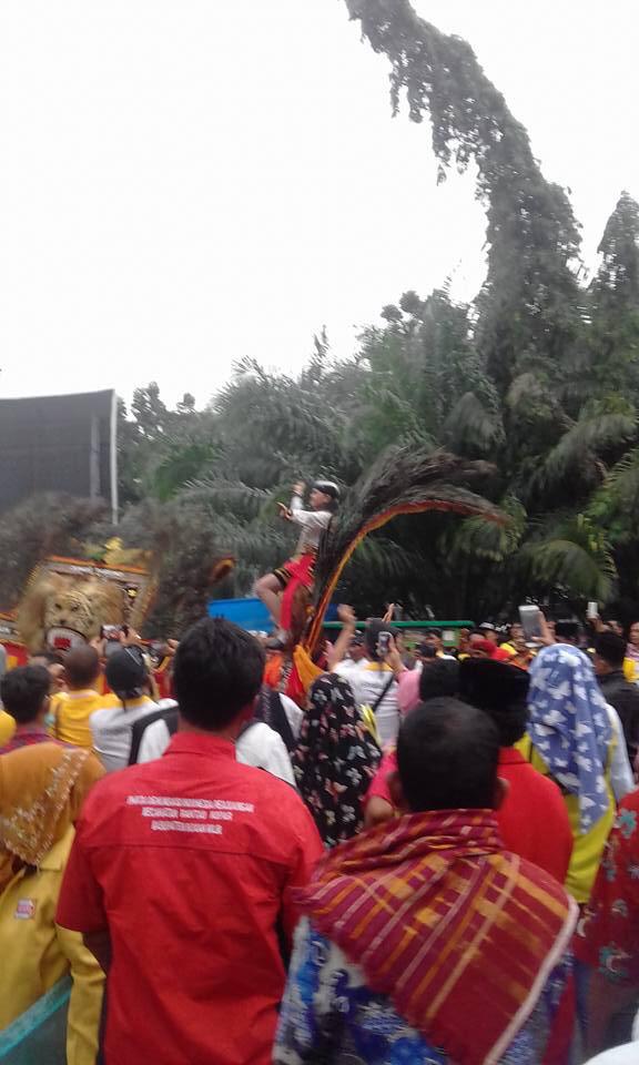 Disambut Atraksi Reog Ponorogo, Andi - Suyatno Daftar Ke KPU Riau