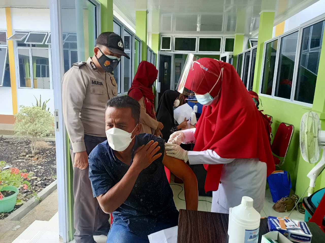 Polsek Kuala Kampar Kawal Pelaksanaan Vaksinasi Dosis II di Puskesmas