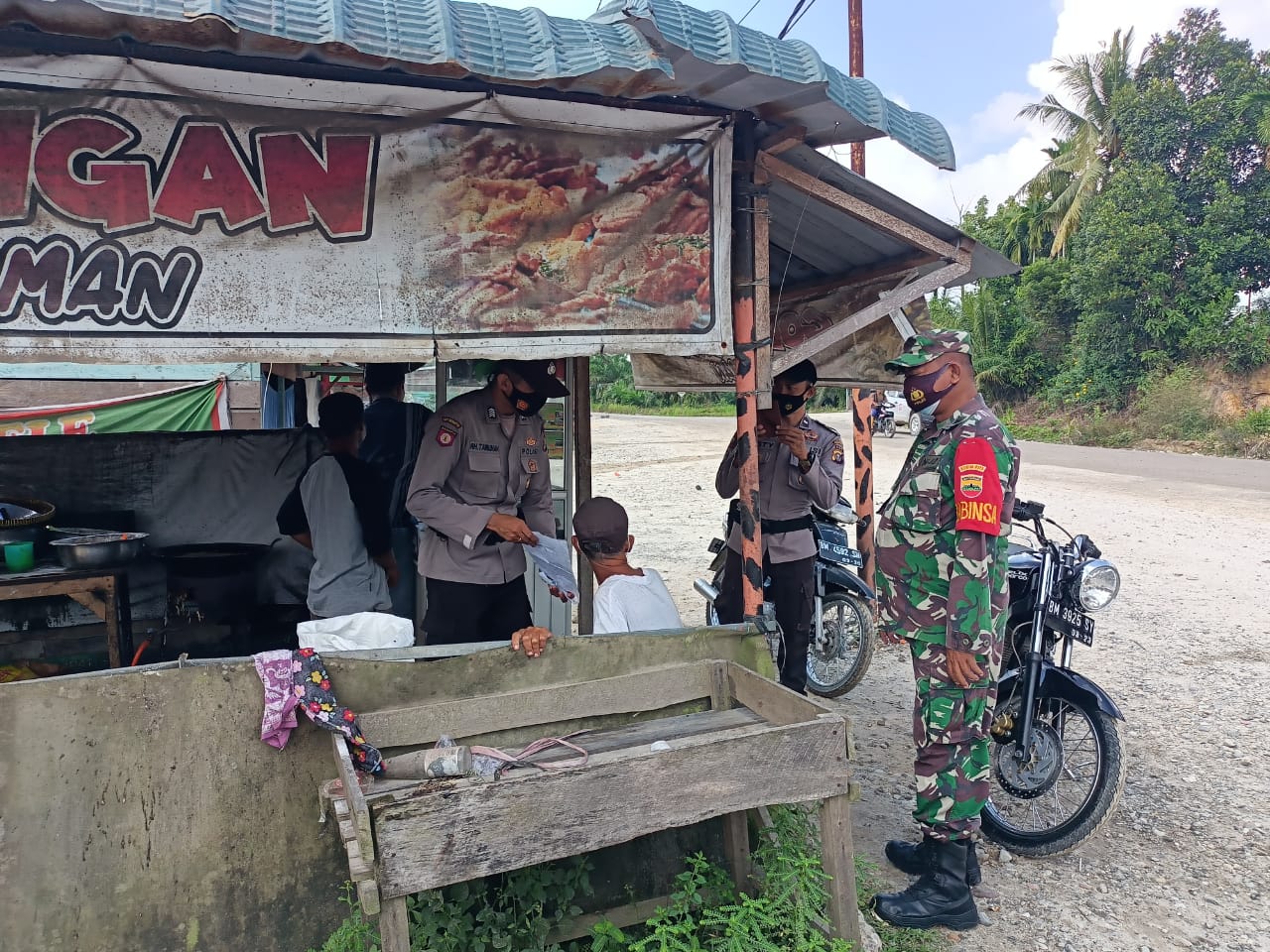 Gelar Operasi Yustisi Prokes di Desa Lalang Kabung, Polsubsektor Pelalawan Sanksi Pelanggar Prokes