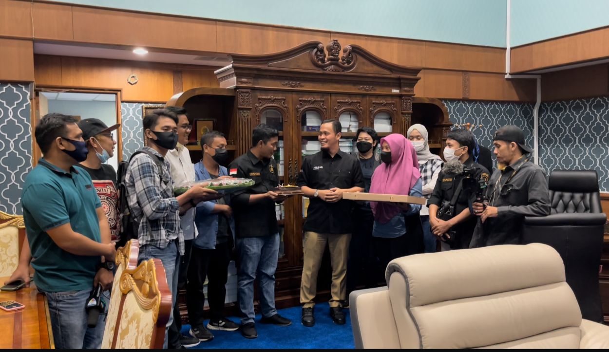 HUT ke-37, Agung Nugroho Diberi Kejutan Wartawan yang Bertugas di DPRD Riau
