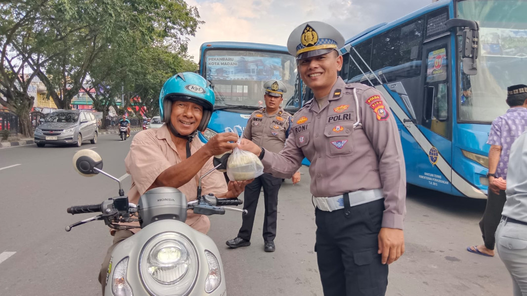 Ditlantas Polda Riau Berbagi Takjil dan Ajak Masyarakat Tertib Berlalu Lintas