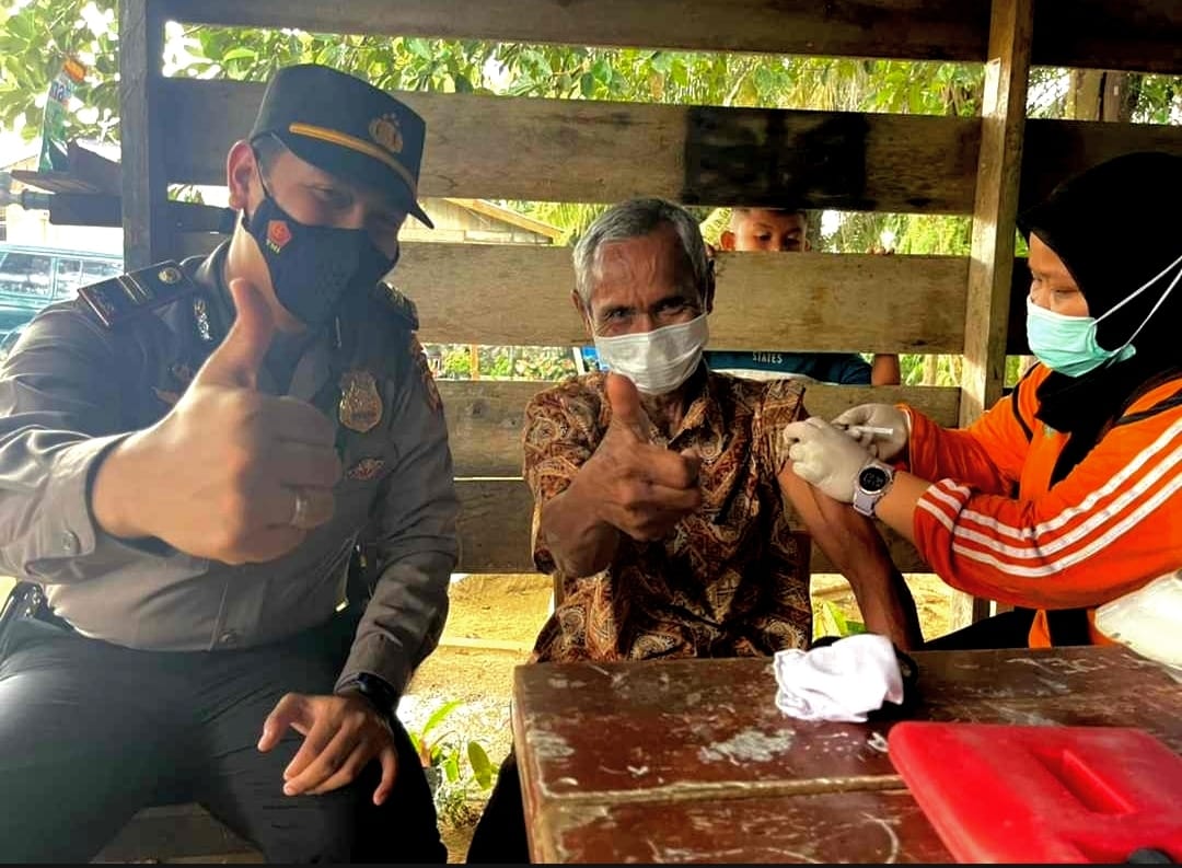 Kapolsek Langgam Tinjau dan Kawal Langsung Kegiatan Vaksinasi
