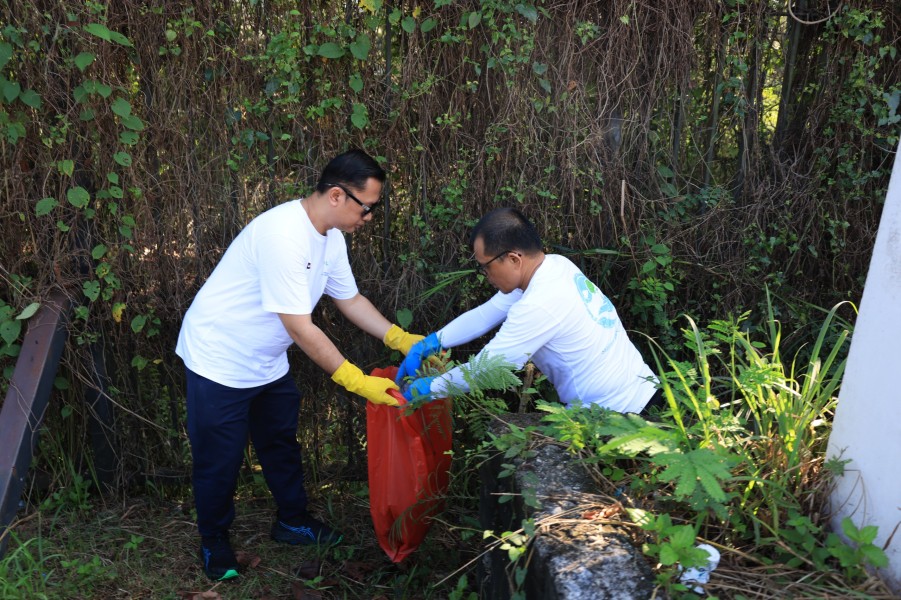 PLN Grup Riau Gelar Aksi Peduli Lingkungan, Kumpulkan 360 Kilogram Sampah dan Tanam 200 Pohon