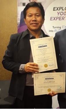 Dosen UIR Raih Best Paper dan Presenter Award di London