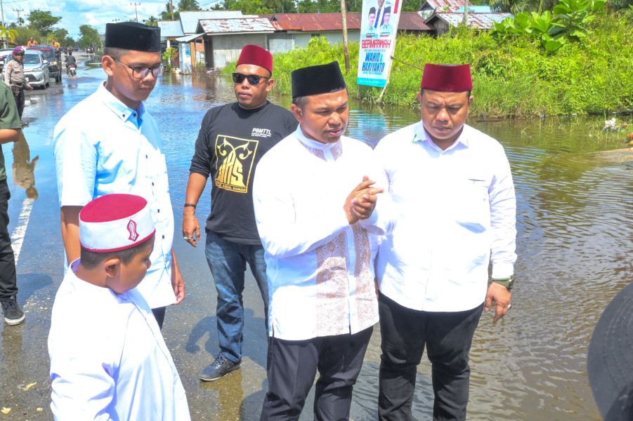 Ketua Fraksi PKB DPRD Rohil M. Syah Padri, ST Dampingi Calon Gubernur Riau Abdul Wahid Tinjau Lokasi Banjir Dijalan Pelabuhan Baru Rokan Hilir