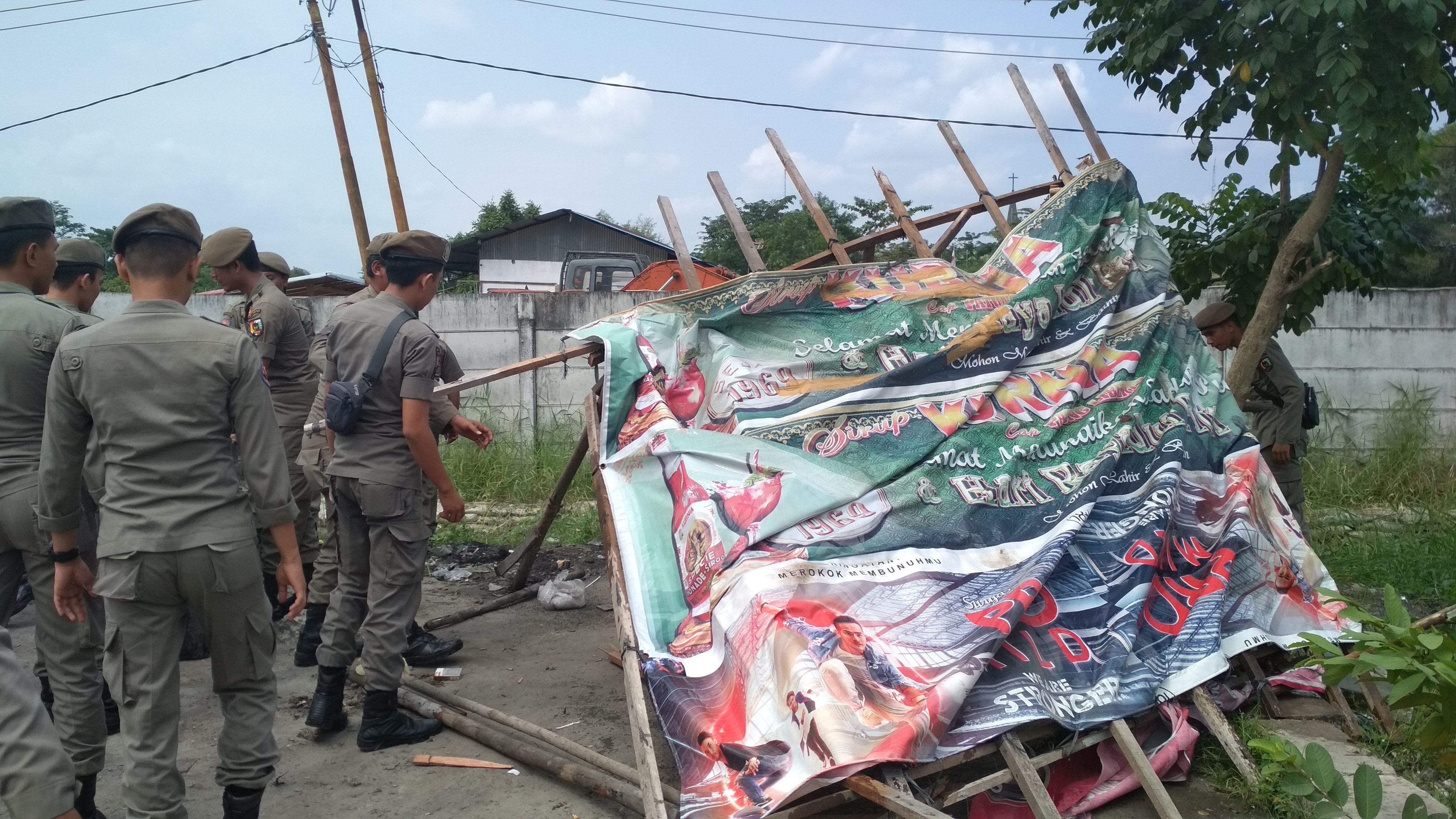Satpol PP Pekanbaru Kembali Bongkar Bangunan Liar di Jalan Siak II