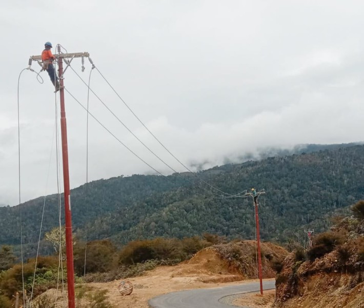 Tembus Medan Berat, PLN Hadirkan Listrik 24 Jam untuk 1.396 Rumah Tangga di Pegunungan Arfak, Papua Barat