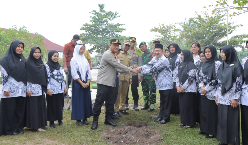 Green Policing, Kapolres Rohil dan Wakil Bupati Tanam Pohon di SMPN 6 Tanah Putih