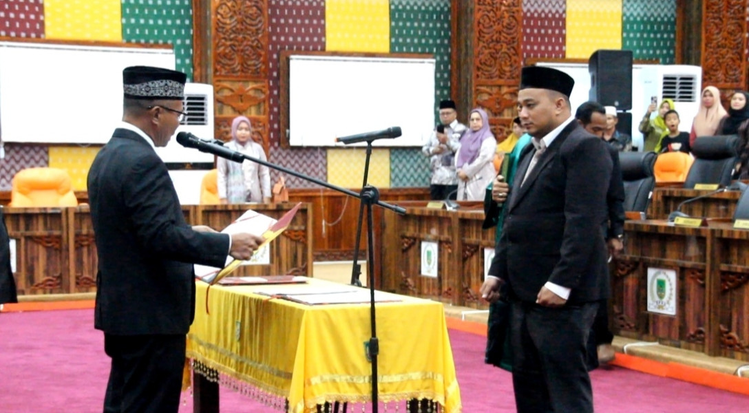 Wakil Ketua DPRD Rohil Basiran Nur Effendi Lantik PAW Anggota DPRD Rohil Syahrul Alfindra