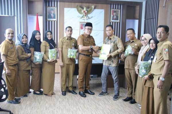 Tertinggi di Provinsi Riau, Kepala DKP Serahkan Sertifikat Izin Edar Registrasi PSAT pada Pelaku UMKM Pangan