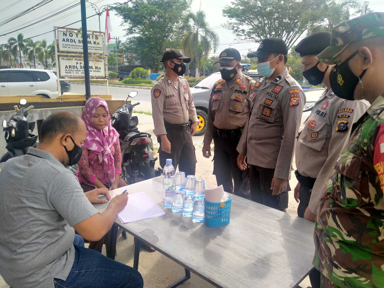 Polsek Pangkalan Kerinci Bersama TNI Gelar Operasi Yustisi, Tiga Pelanggar Disanksi Tertulis