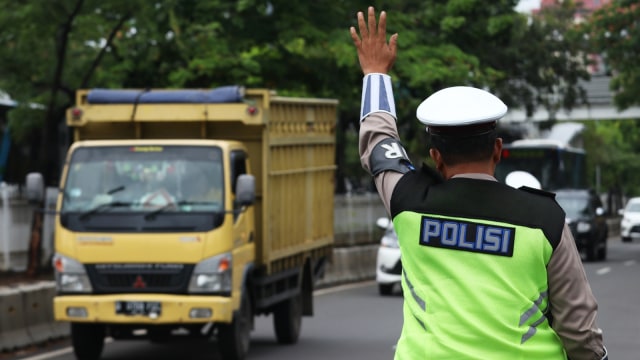 Hendak Ditilang, Sopir Mobil Nekat Tabrak 2 Polisi di Jakarta Barat