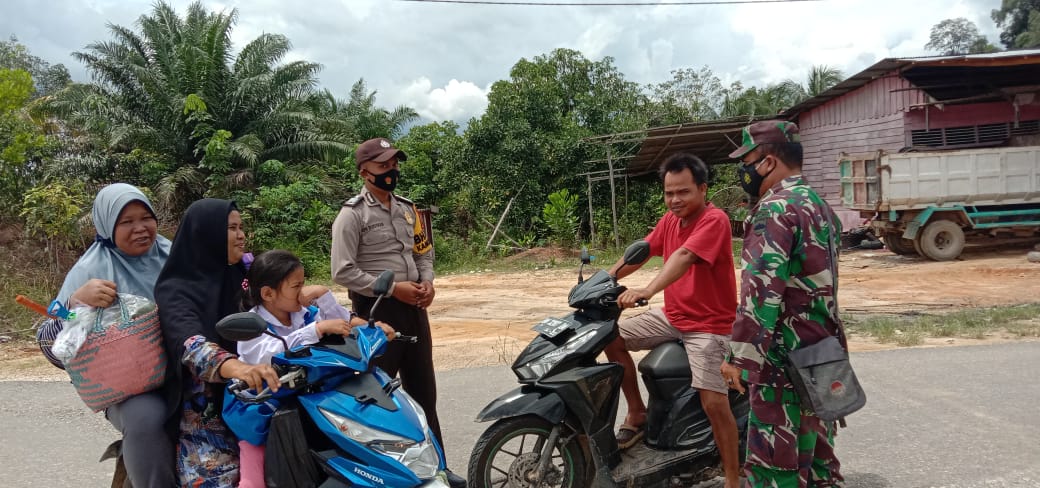 Polisi Kecamatan Langgam Pantau Kepatuhan Prokes Masyarakat di Desa Segati