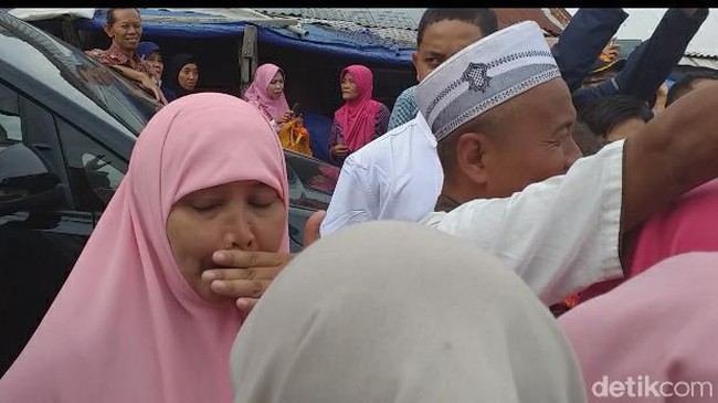 Emak-emak Menangis Teriak Minta Sandiaga Mampir Temui Pendukung